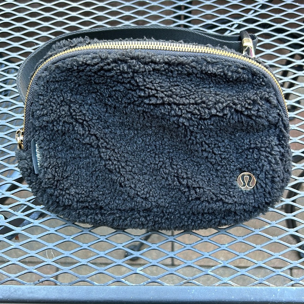 Lululemon Sherpa belt bag